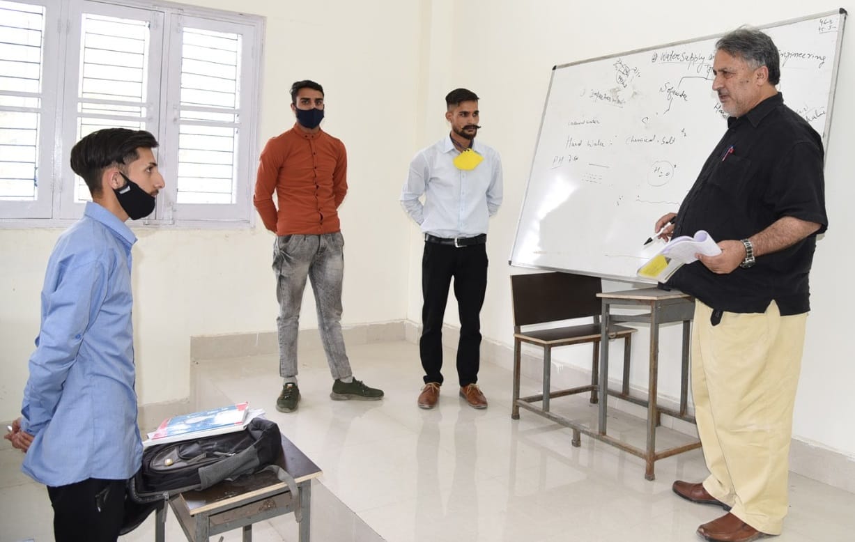 उधमपुर में पॉलिटेक्निक कॉलेज के प्रशासनिक प्रखंड का उद्घाटन करते प्रधान सचिव डॉ असगर हसन सामून उधमपुर में पॉलिटेक्निक कॉलेज के प्रशासनिक प्रखंड का उद्घाटन करते प्रधान सचिव डॉ असगर हसन सामून