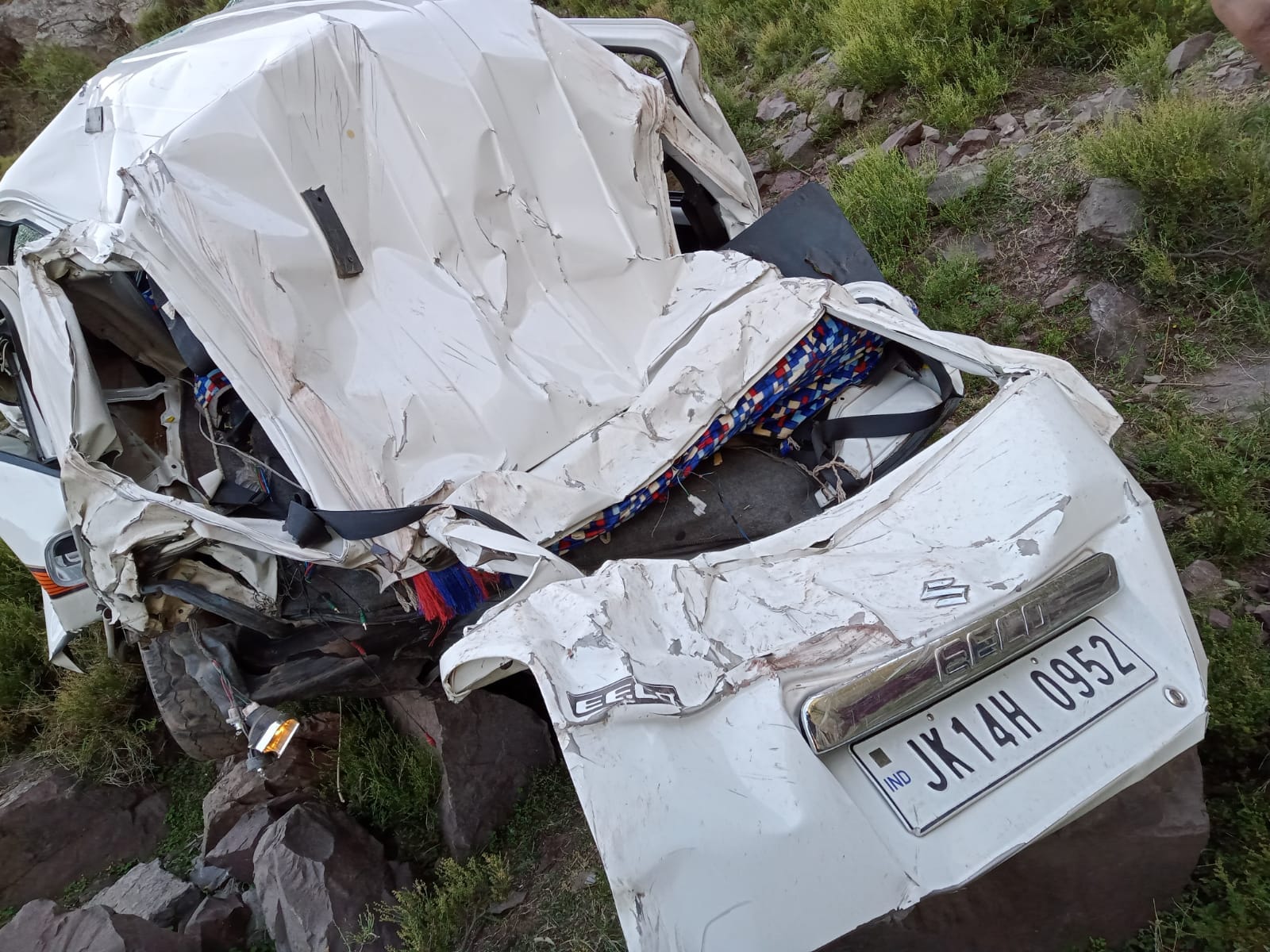 उधमपुर। रामनगर के सैंथला गांव में दुर्घटनाग्रस्त ईको कार, जिसमें पांच लोगों की जान चली गई