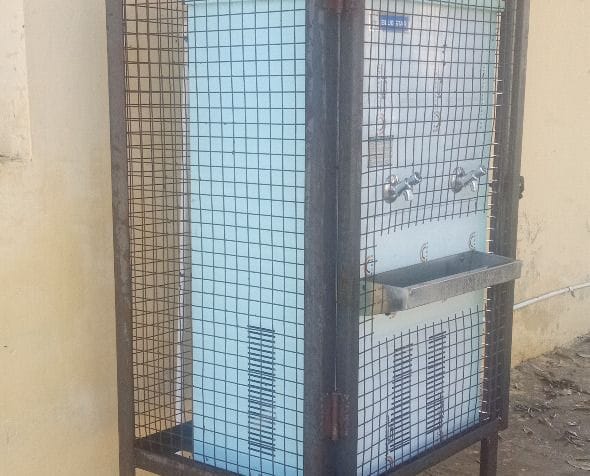 ब्लॉक मुख्यालय में बंद पड़ा वाटर कूलर ब्लॉक मुख्यालय में बंद पड़ा वाटर कूलर