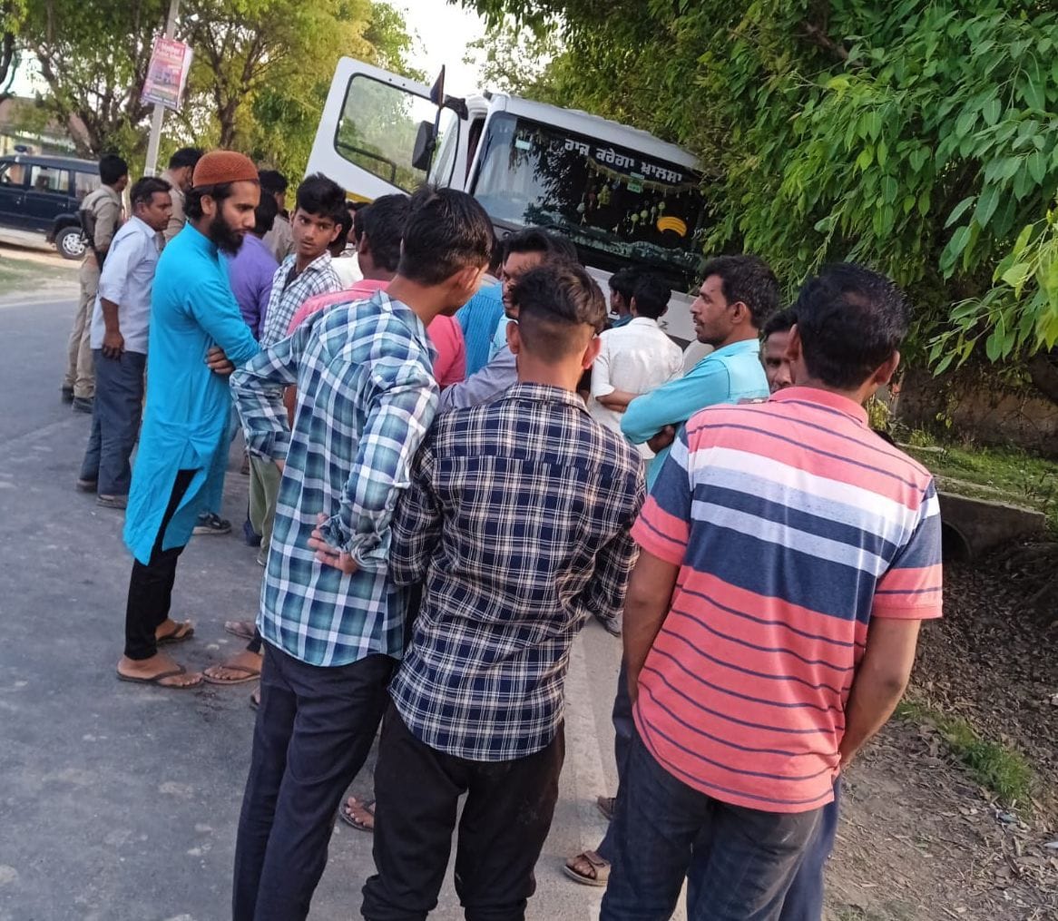बीसलपुर के गांव जोगी ढेर मैं घटनास्थल पर मौजूद भीड़ और खड़ा लोडर। संवाद