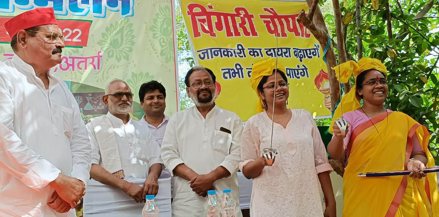 चिंगारी सम्मेलन में तलवार और पगड़ी से सम्मानित की गईं सुप्रीम कोर्ट की अधिवक्ता मंगल वर्मा (सफेद 