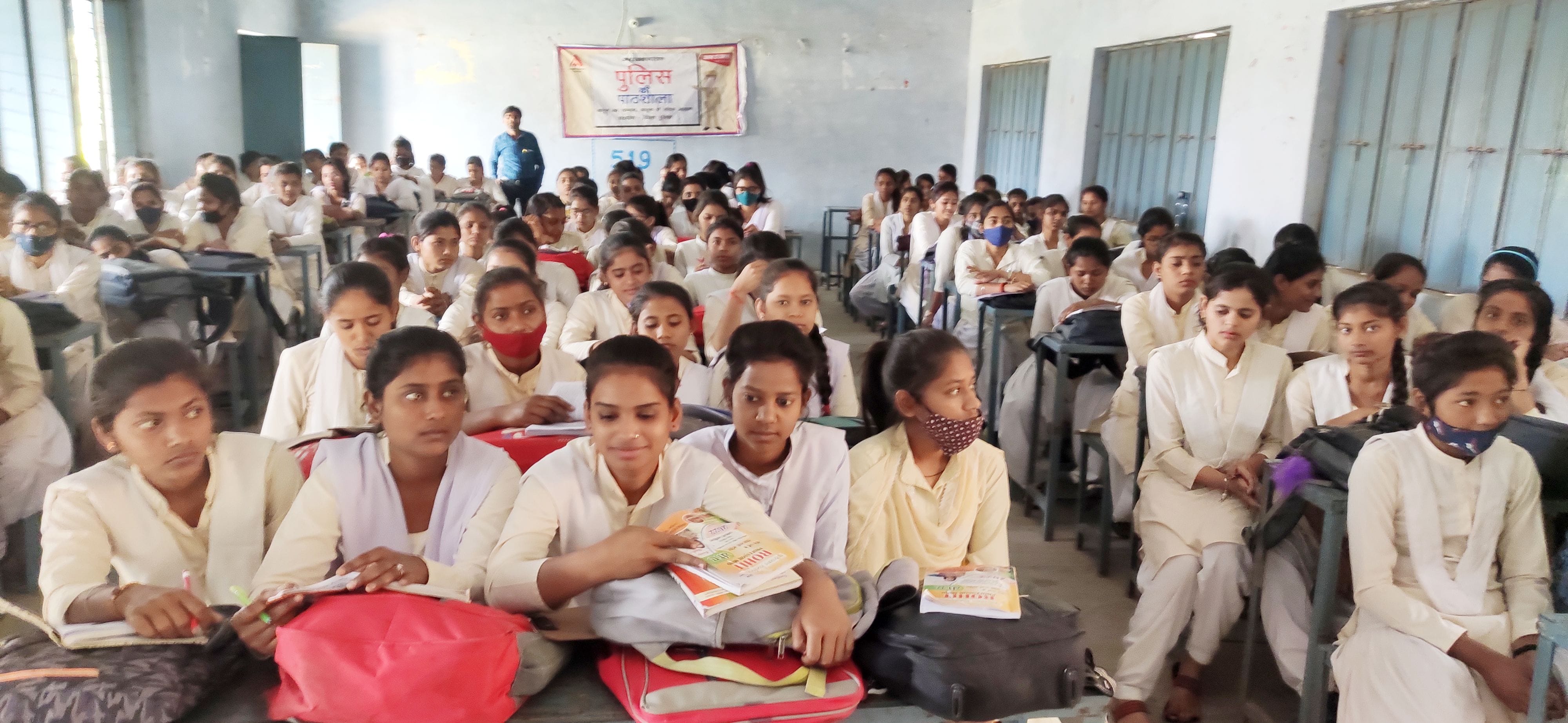 फोटो-4- पुलिस की पाठशाला में मौजूद छत्रपति शाहूजी महिला महाविद्यालय की छात्राएं। संवाद फोटो-4- पुलिस की पाठशाला में मौजूद छत्रपति शाहूजी महिला महाविद्यालय की छात्राएं। संवाद