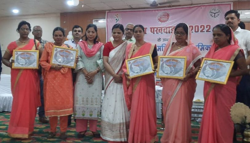 फोटो-42- प्रशंसा पत्र दिखातीं आंगनबाड़ी कार्यकर्त्रियां फोटो-42- प्रशंसा पत्र दिखातीं आंगनबाड़ी कार्यकर्त्रियां