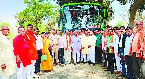 गोला से शपथ ग्रहण के लिए रवाना होते भाजपा कार्यकर्ता। गोला से शपथ ग्रहण के लिए रवाना होते भाजपा कार्यकर्ता।