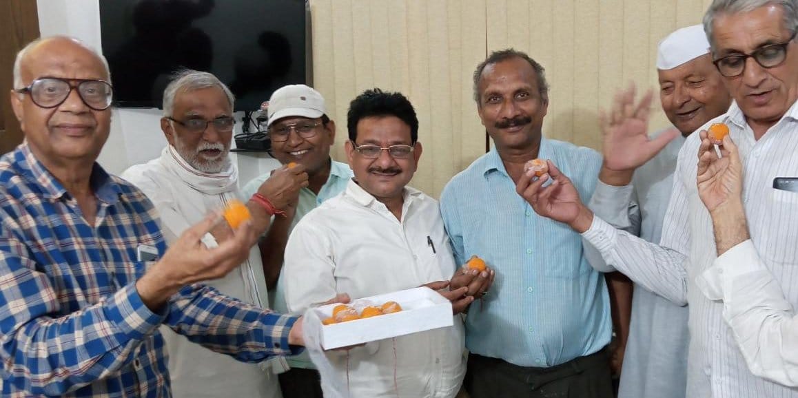 गांधी नगर में मंत्री कपिल देव के आवास पर उनके के भाई को मिठाई खिलाते समर्थक। गांधी नगर में मंत्री कपिल देव के आवास पर उनके के भाई को मिठाई खिलाते समर्थक।