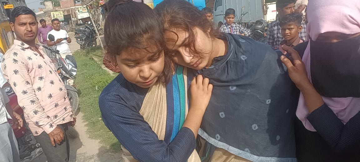 हादसे के बाद घायल शिक्षिका प्रिया को सहारा देकर ले जाती साथी शिक्षिका। संवाद हादसे के बाद घायल शिक्षिका प्रिया को सहारा देकर ले जाती साथी शिक्षिका। संवाद