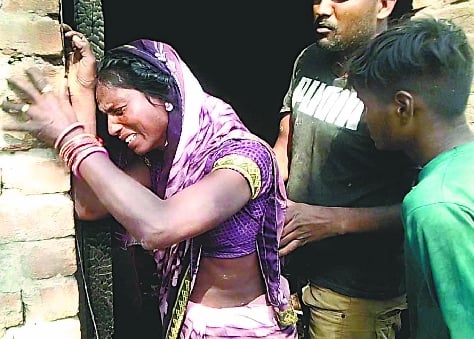 हादसे के बाद रोती बिलखती एक महिला। 