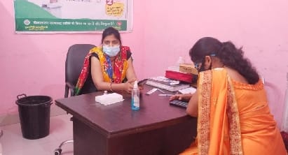 जिला अस्पताल के बूथ पर खाली बैठा स्टाफ। जिला अस्पताल के बूथ पर खाली बैठा स्टाफ।