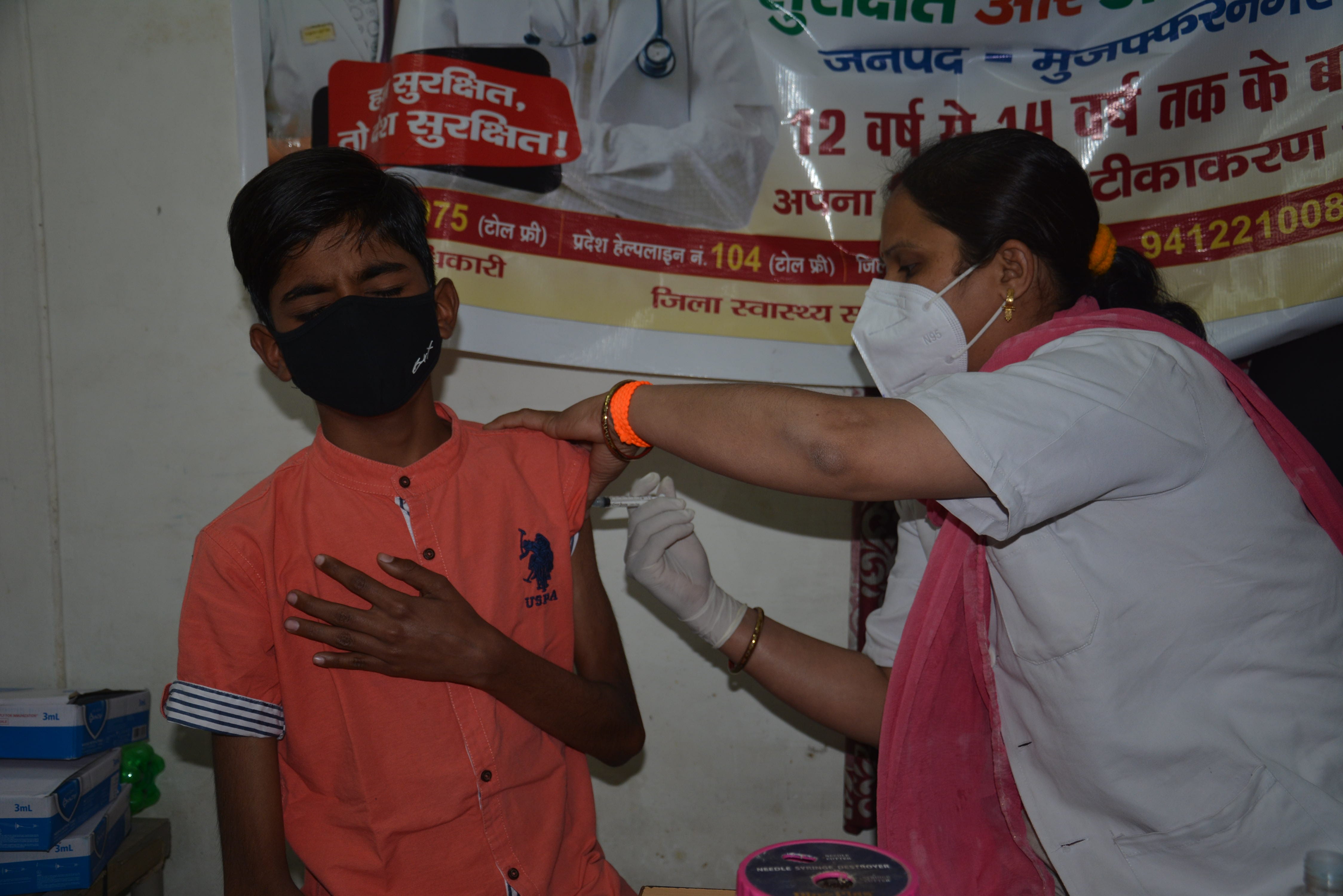 जिला चिकित्सालय के आयुष विभाग में कनव गोयल को टीका लगाती स्वास्थकर्मी। जिला चिकित्सालय के आयुष विभाग में कनव गोयल को टीका लगाती स्वास्थकर्मी।