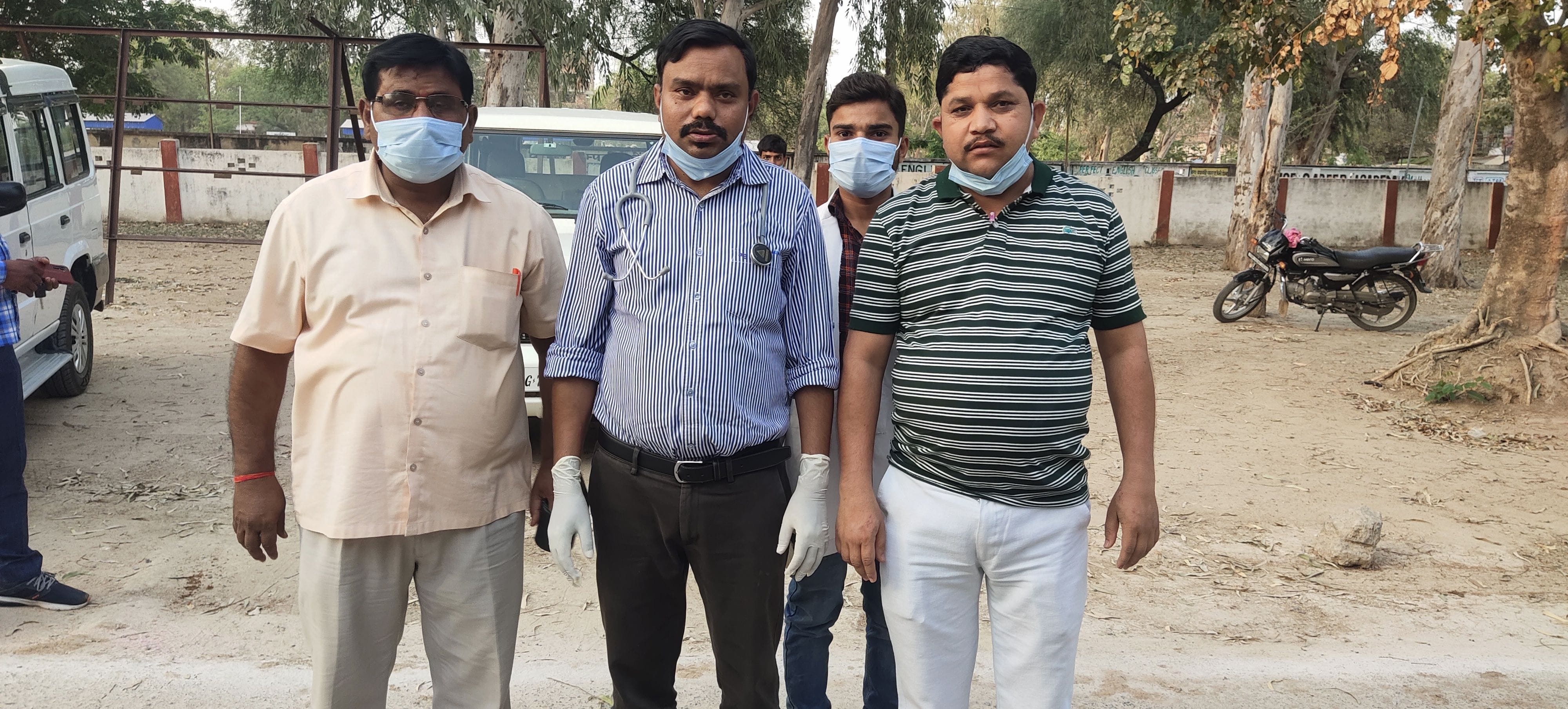 जालौन के सर्किट हाउस में मौजूद घायल योगेश मौर्या के इलाज के बाद जानकारी देती डाक्टरों की टीम।