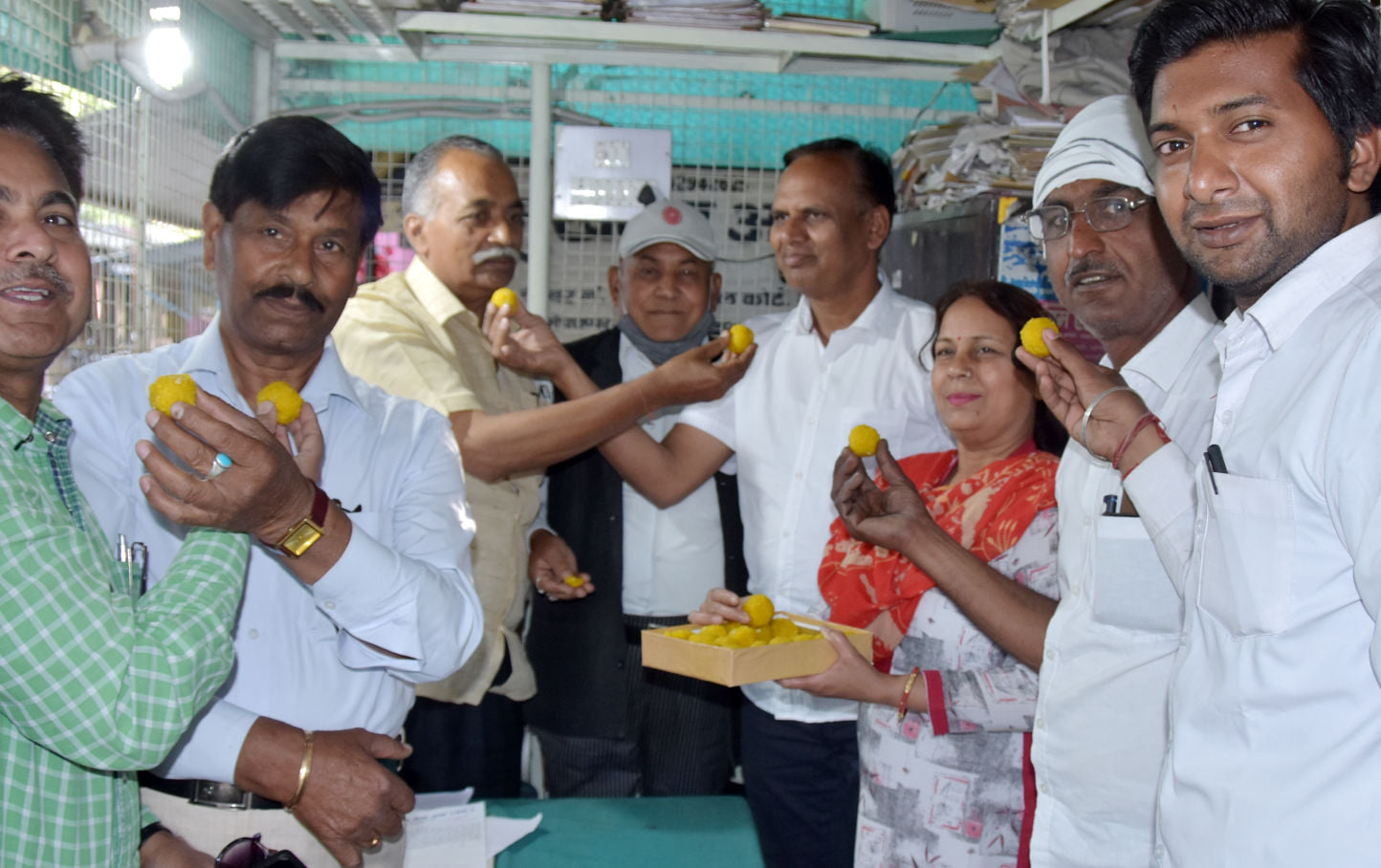 जसवंत सैनी को मंत्री बनाये जाने दीवानी कचहरी में मिठाई खिलाकर खुशी मनाते प्रगतिशील सैनी सभा के प?
