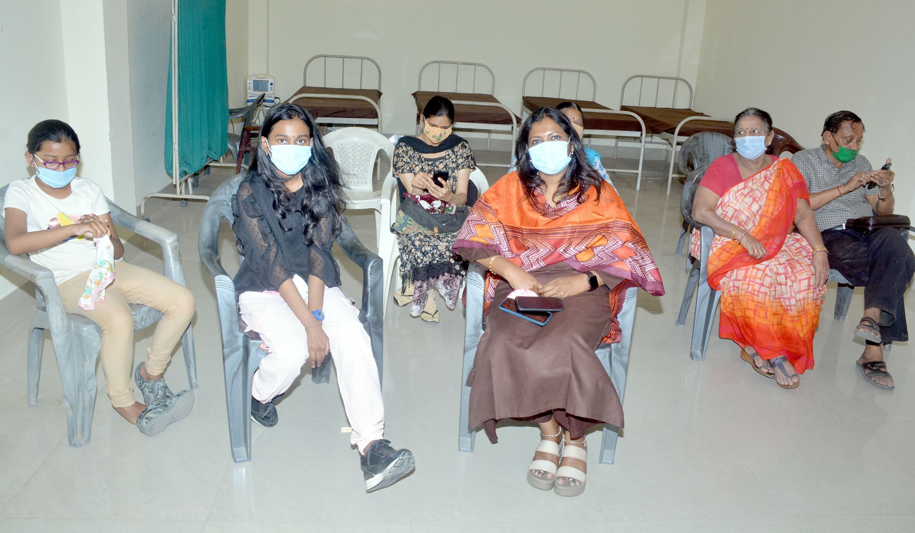 पं. दीनदयाल चिकित्सालय में बेटी रिद्धिमा को वैक्सीन लगवाने के बाद ऑब्जर्वर कक्ष में जिलाधिकारी।