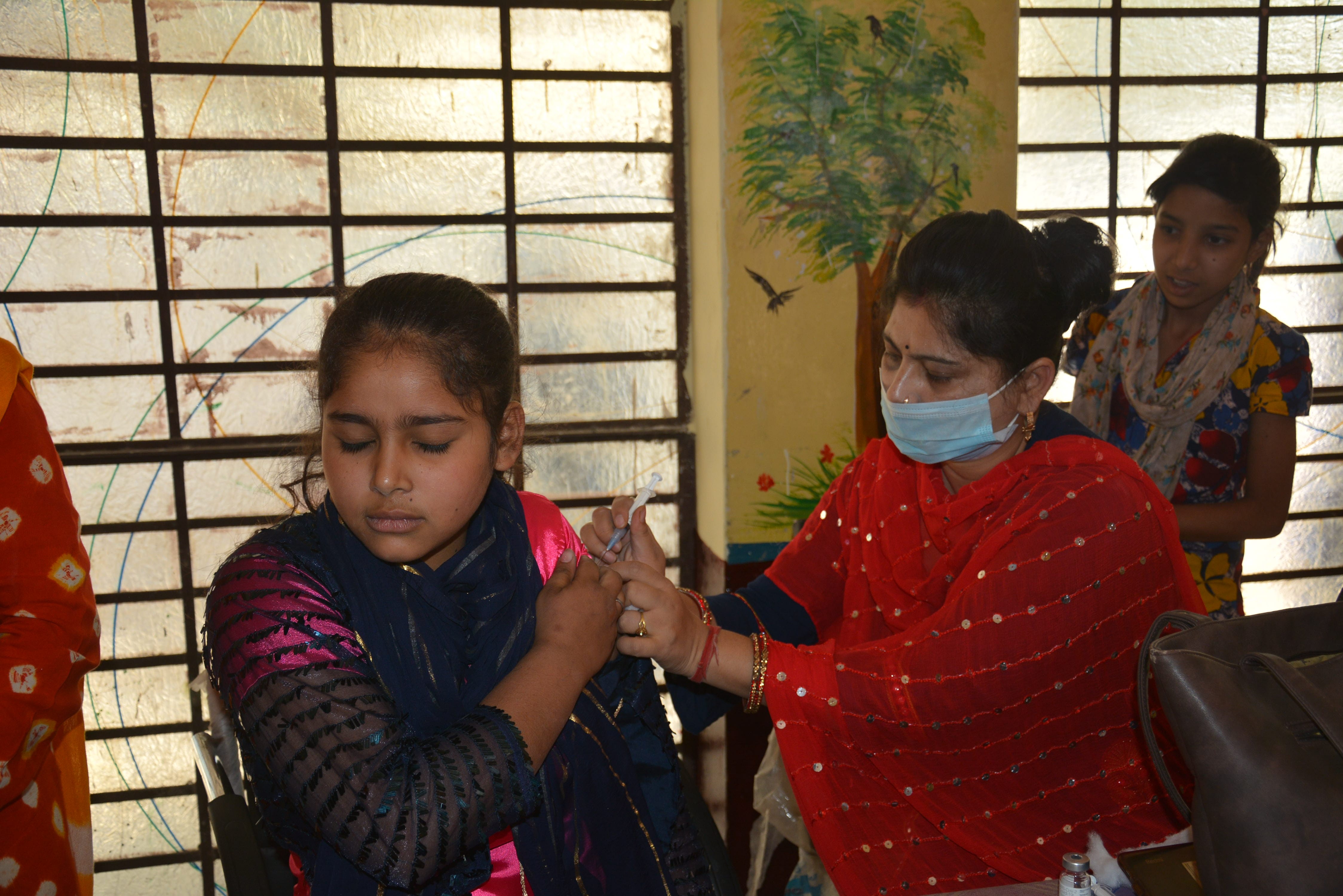 रामपुरी के पटेल कन्या प्राथमिक विद्वालय में मंन्तशा को टीका लगाती स्वास्थकर्मी। रामपुरी के पटेल कन्या प्राथमिक विद्वालय में मंन्तशा को टीका लगाती स्वास्थकर्मी।