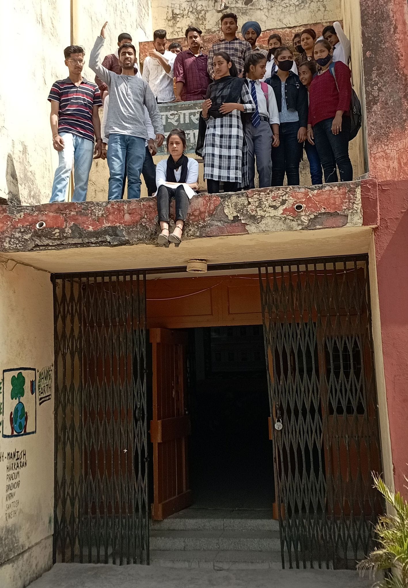रुद्रपुर कॉलेज की छत पर चढ़ी छात्रा।