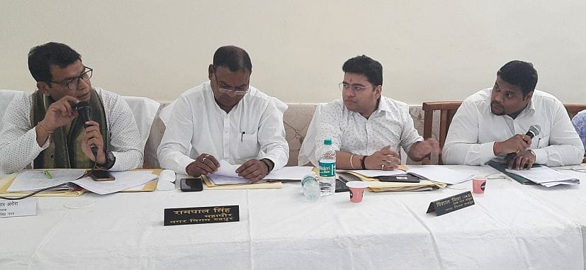 रुद्रपुर नगर निगम में बोर्ड बैठक में बोलते विधायक शिव अरोरा। रुद्रपुर नगर निगम में बोर्ड बैठक में बोलते विधायक शिव अरोरा।