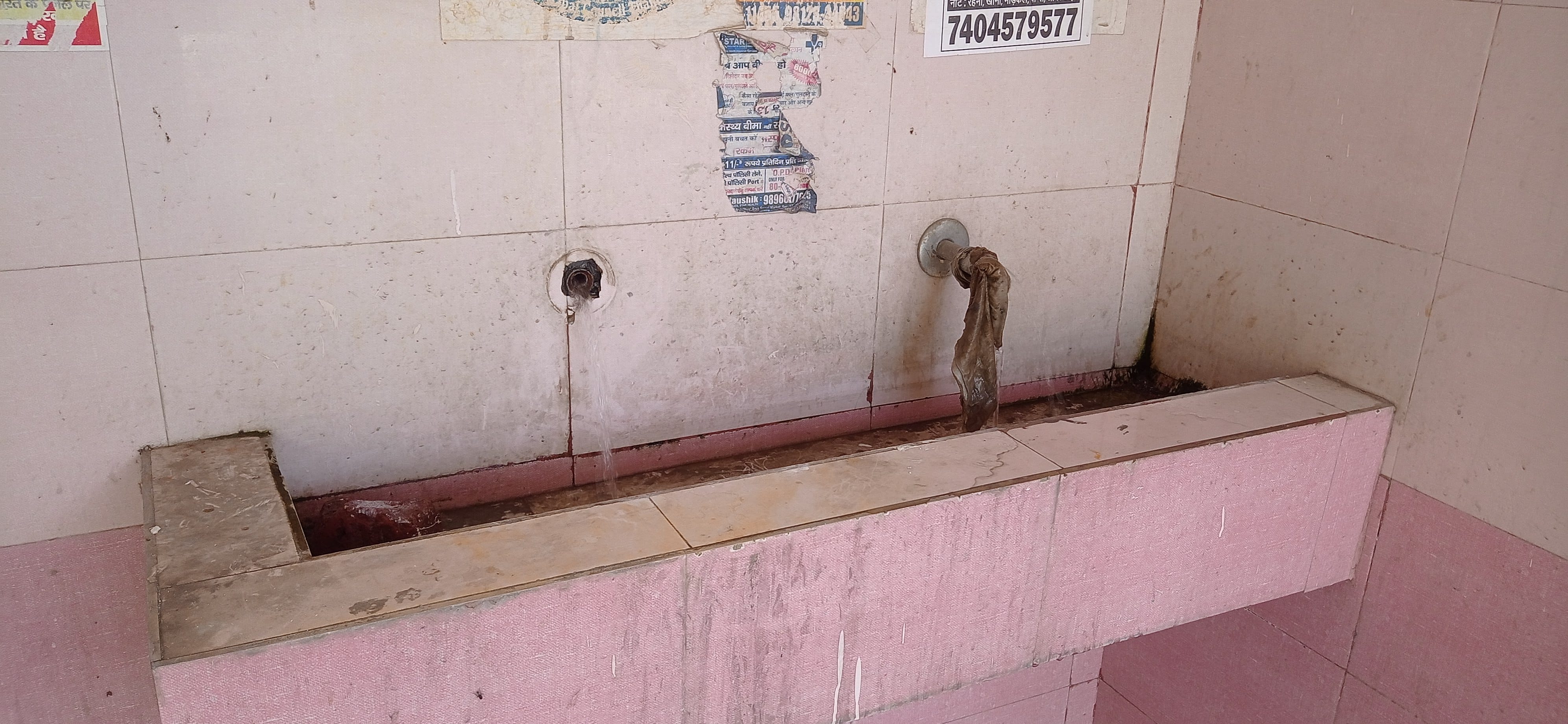 सार्वजनिक शौचालय से गायब टोंटी। संवाद सार्वजनिक शौचालय से गायब टोंटी। संवाद