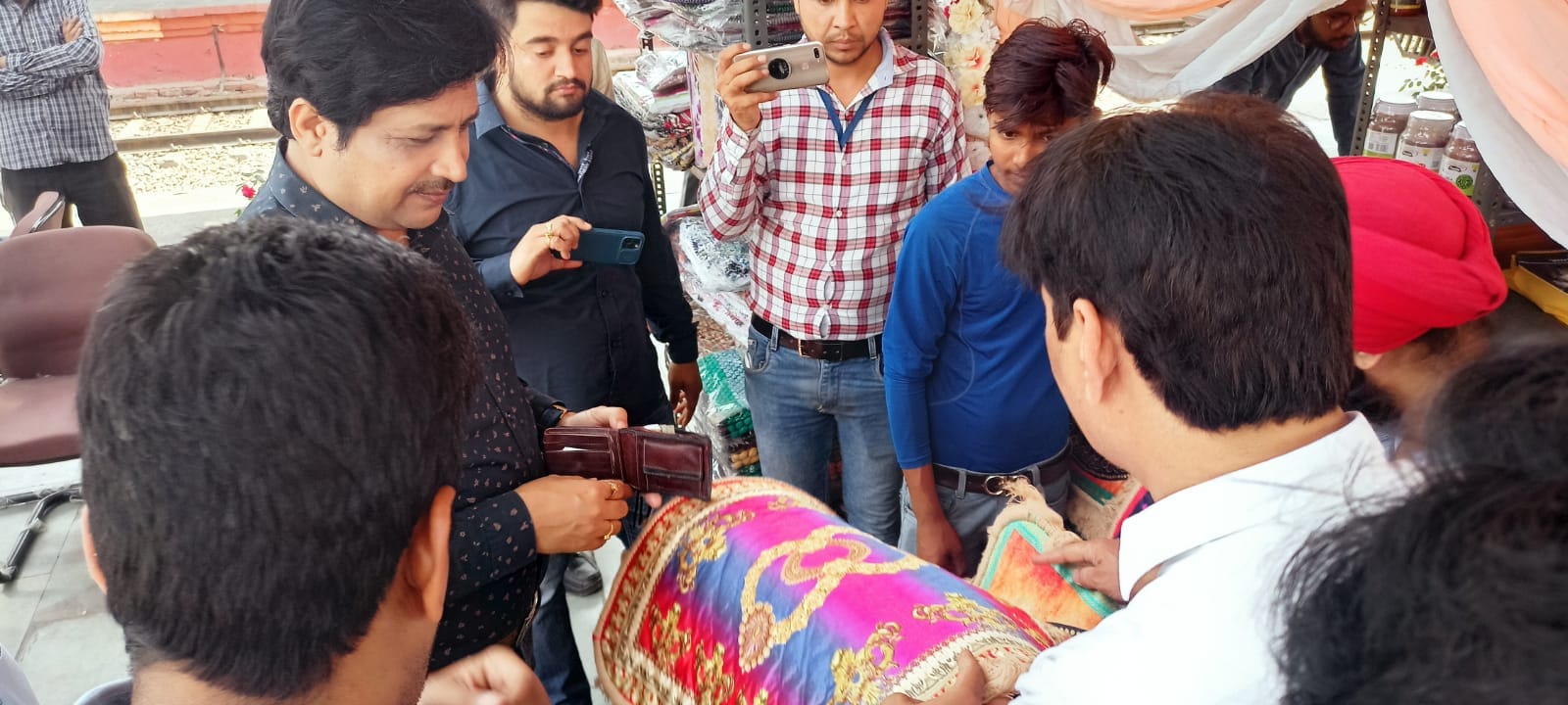 स्टॉल से खरीदारी करते हुए एडीआरएम व डीआरएम अधिकारी। स्टॉल से खरीदारी करते हुए एडीआरएम व डीआरएम अधिकारी।