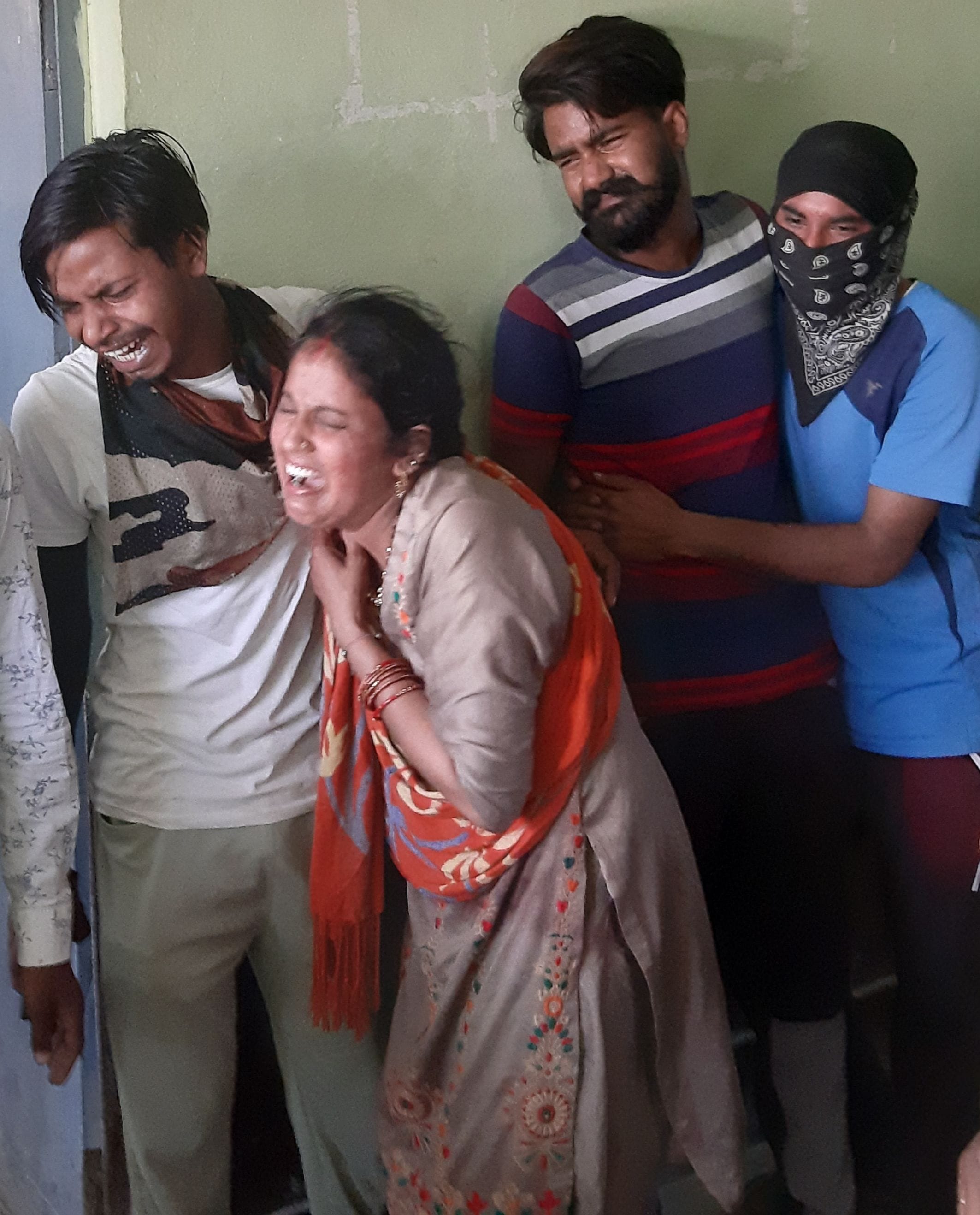 सितारगंज सीएचसी में भाई के वियोग में बिलखती महिला। सितारगंज सीएचसी में भाई के वियोग में बिलखती महिला।