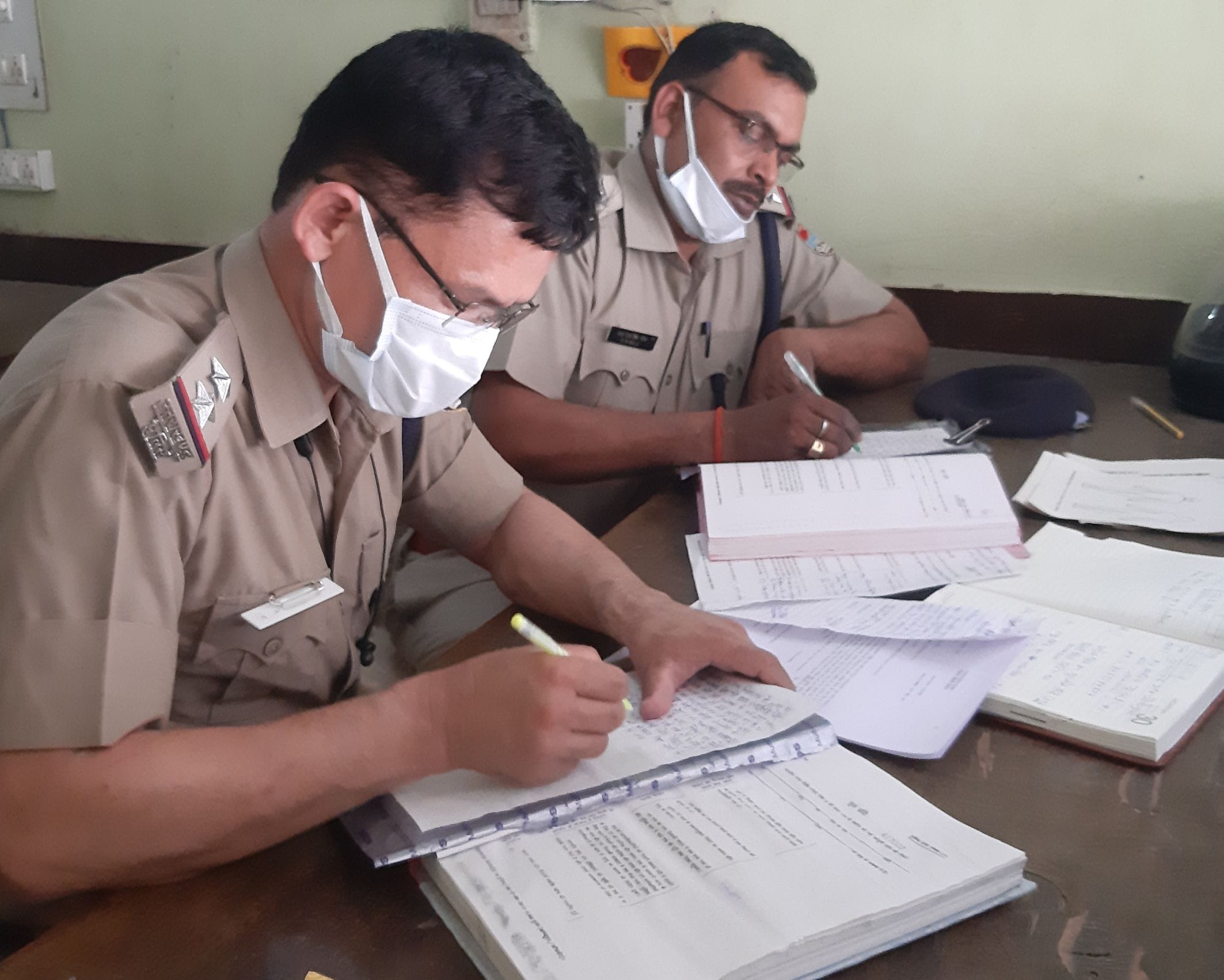 सितारगंज सीएचसी में मृतकों के पंचनामे की कार्रवाई करती पुलिस। सितारगंज सीएचसी में मृतकों के पंचनामे की कार्रवाई करती पुलिस।