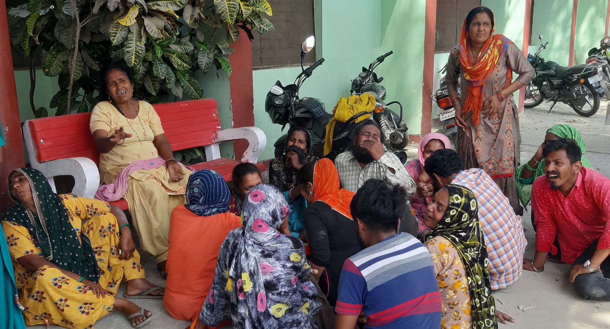 सितारगंज सीएचसी में विलाप करते परिजन। सितारगंज सीएचसी में विलाप करते परिजन।
