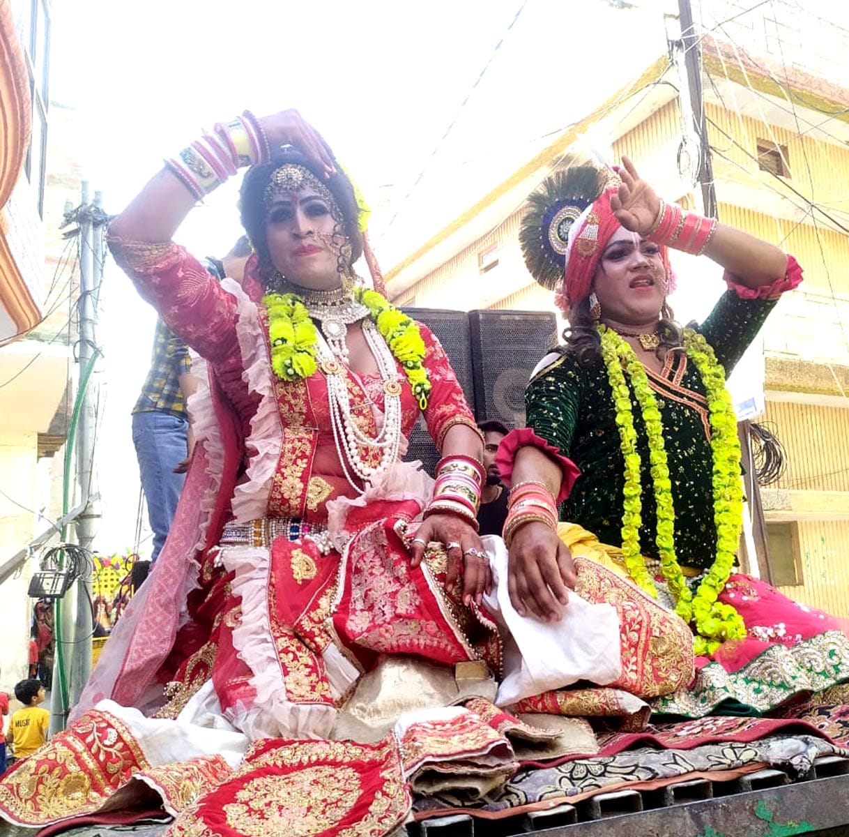 शीतला माता की शोभायात्रा में शामिल कलाकार। संवाद शीतला माता की शोभायात्रा में शामिल कलाकार। संवाद