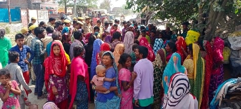 तिकुनिया में मंडी समिति के पास ट्रक से कुचलकर मरने वालों के घर लगी भीड़। तिकुनिया में मंडी समिति के पास ट्रक से कुचलकर मरने वालों के घर लगी भीड़।