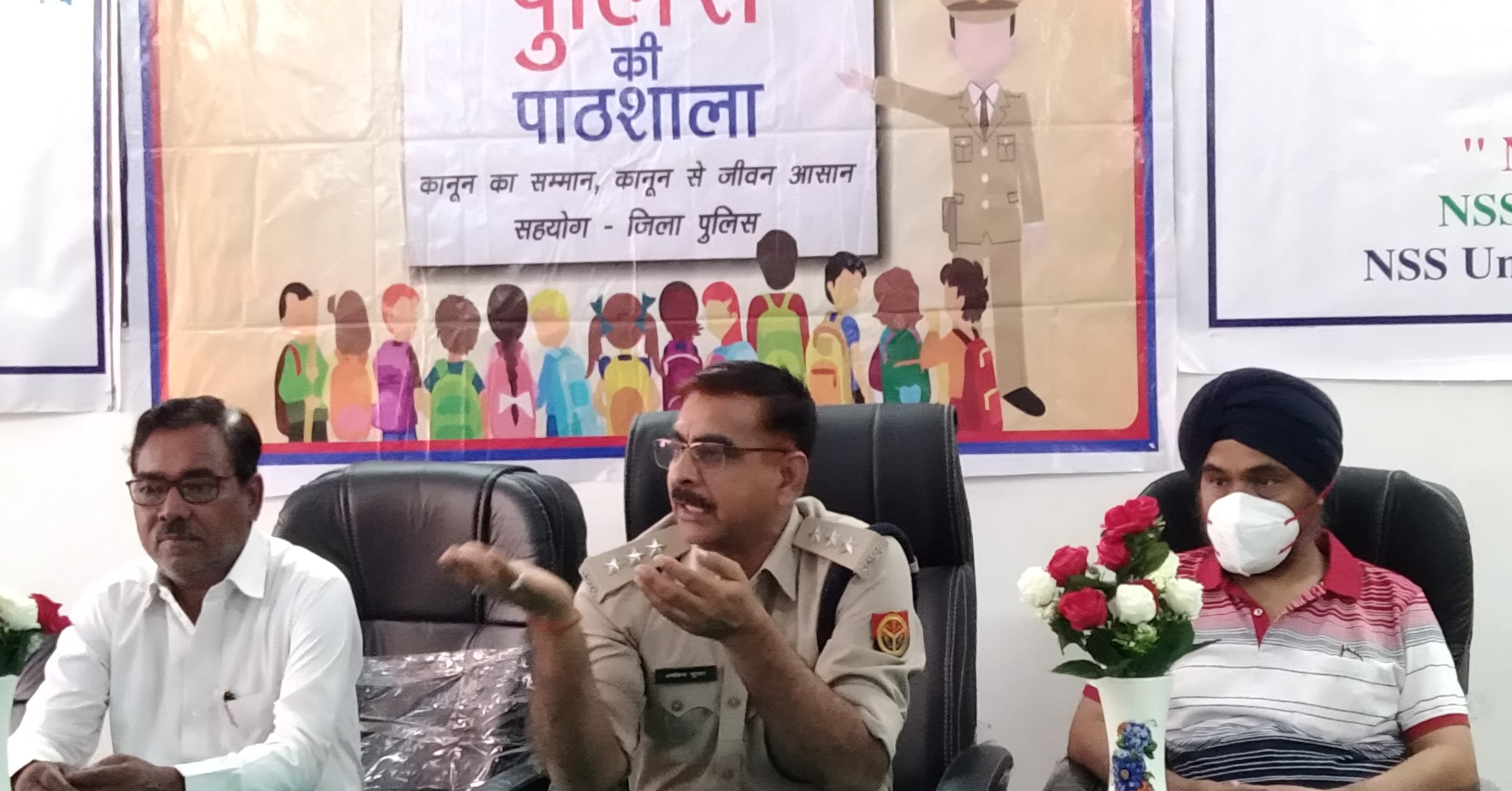 तिलहर के राजकीय महाविद्यालय में छात्र-छात्राओं को संबोधित करते सीओ अरविंद कुमार तिलहर के राजकीय महाविद्यालय में छात्र-छात्राओं को संबोधित करते सीओ अरविंद कुमार