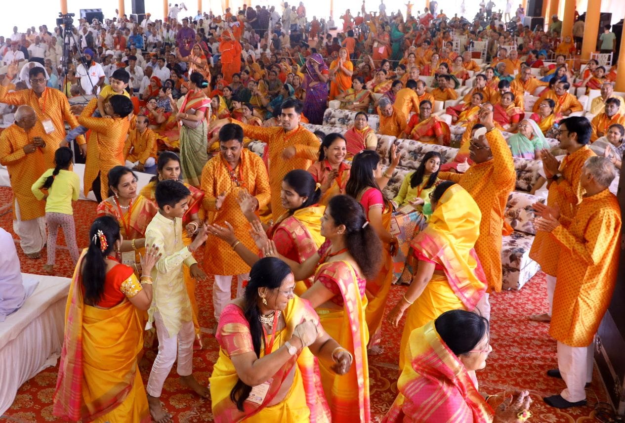धर्मनगरी में चल रही श्रीराम कथा श्रवण के दौरान पंडाल में भक्तिभाव से झूमते नाचते भक्तगण। संवाद