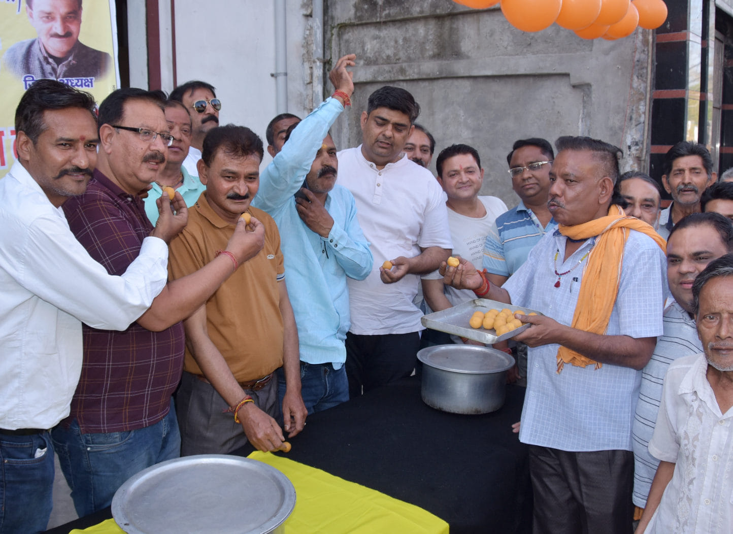 योगी आदित्यनाथ के दुबारा मुख्यमंत्री बनने पर दालमंडी पुल पर खुशी मनाते व्यापारी