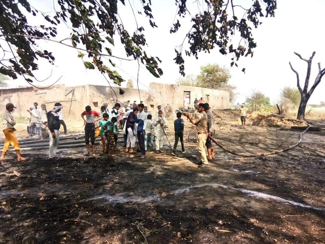 आग बुझाता फायर बिग्रेड कर्मी