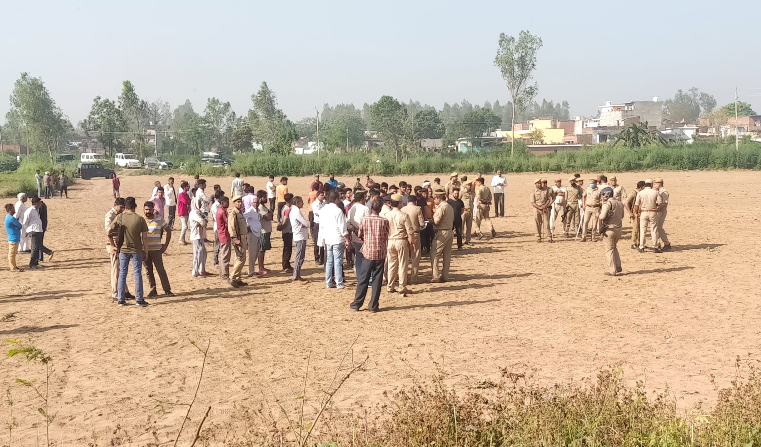 बिजनौर के ग्राम स्वाहेड़ी के जंगल में राशन डीलर की हत्या के बाद बाद मौके पर जमा भीड़।