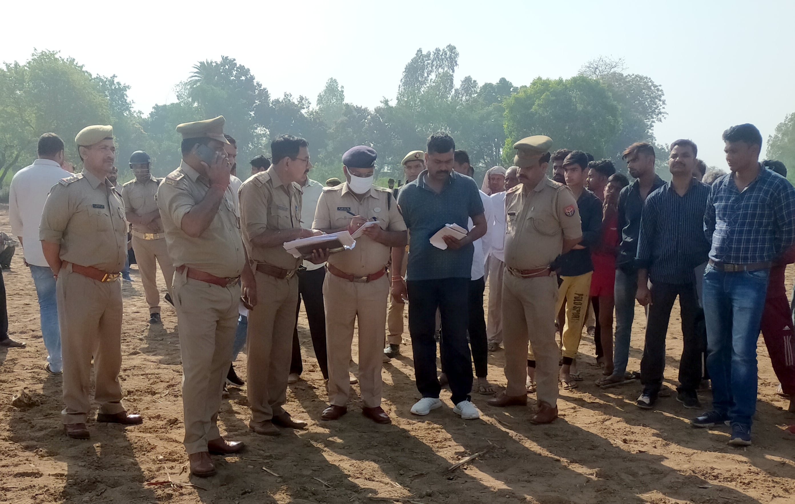 बिजनौर के ग्राम स्वाहेड़ी के जंगल में राशन डीलर की हत्या के बाद ग्रामीणों से पूछताछ करते एसपी सिट