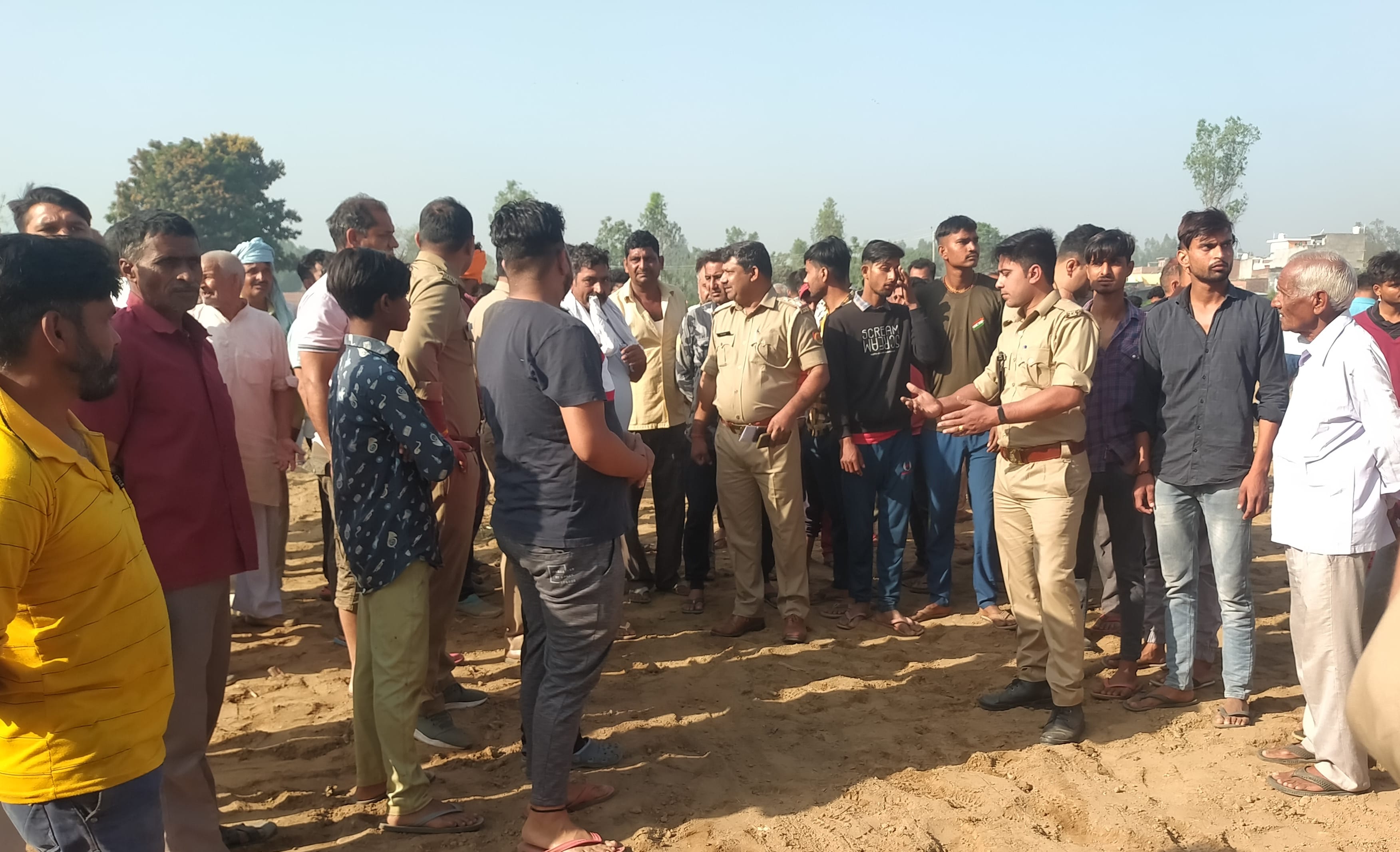 बिजनौर के ग्राम स्वाहेड़ी के जंगल में राशन डीलर की हत्या के बाद पूछताछ करती पुलिस।