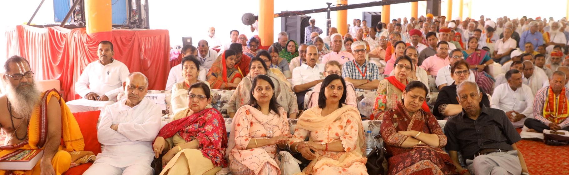 फोटो-15- कथा श्रवण करते भक्तगण। फोटो-15- कथा श्रवण करते भक्तगण।