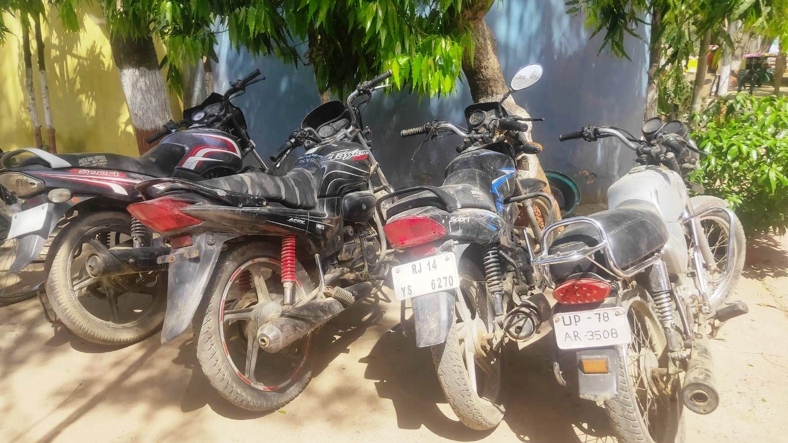 फोटो-27एयूआरपी-51 अजीतमल कोतवाली में खड़ी बरामद बाइकें। संवाद फोटो-27एयूआरपी-51 अजीतमल कोतवाली में खड़ी बरामद बाइकें। संवाद