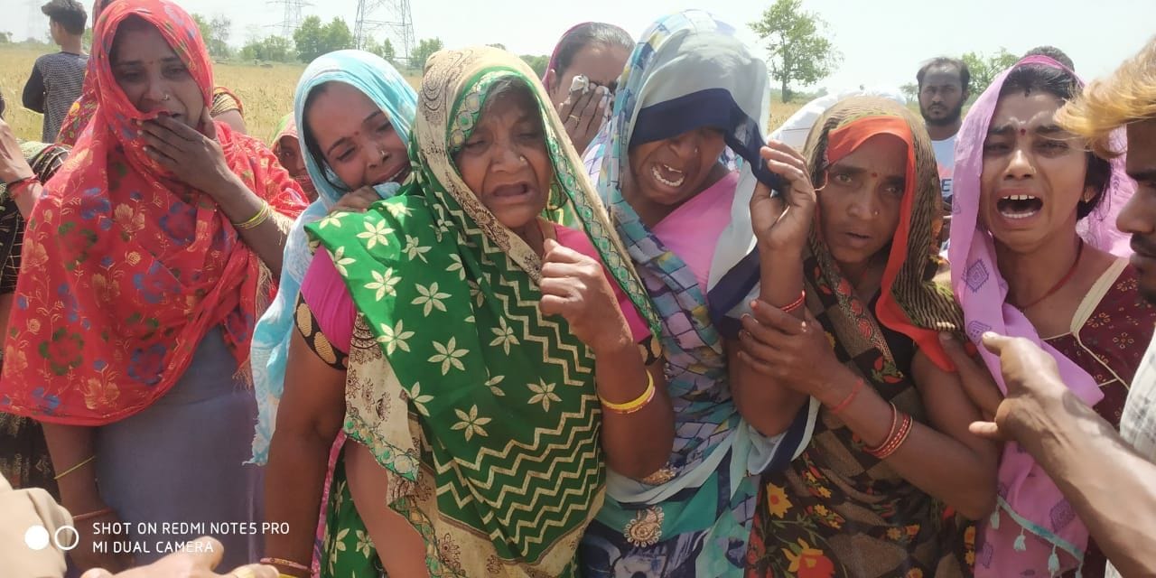 फोटो27एयूआरपी 30- रोते-बिलखते परिजन। संवाद