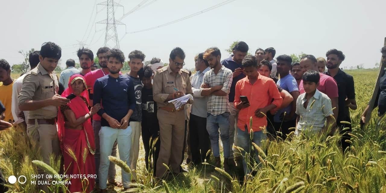 फोटो27एयूआरपी 31- मौके पर जमा लोगों की भीड़। संवाद