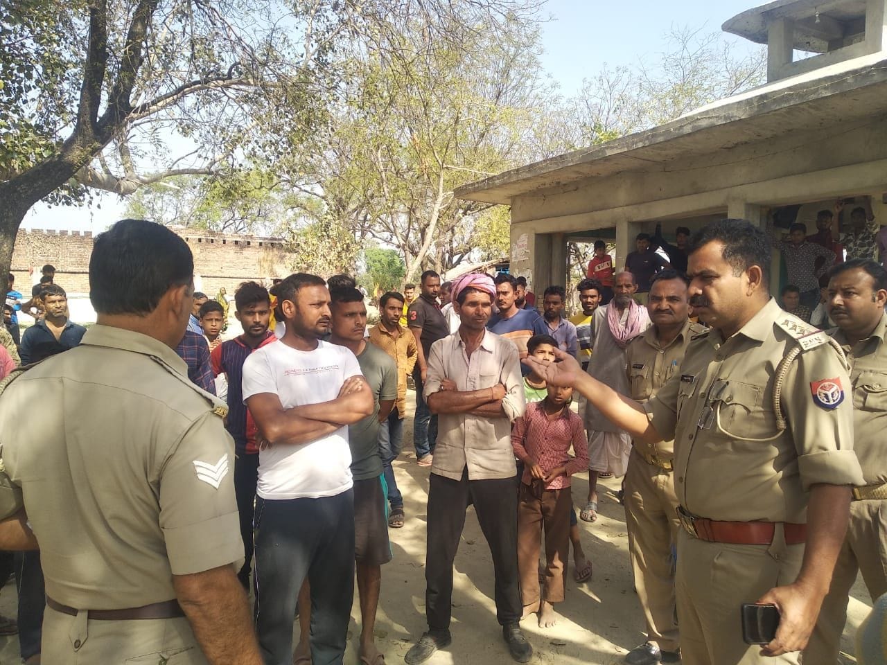 फोटो27एयूआरपी 58 - जानकारी पर पहुंचे थाना प्रभारी निरीक्षक राजकुमार राठौर जांच पड़ताल करते। संवाद फोटो27एयूआरपी 58 - जानकारी पर पहुंचे थाना प्रभारी निरीक्षक राजकुमार राठौर जांच पड़ताल करते। संवाद