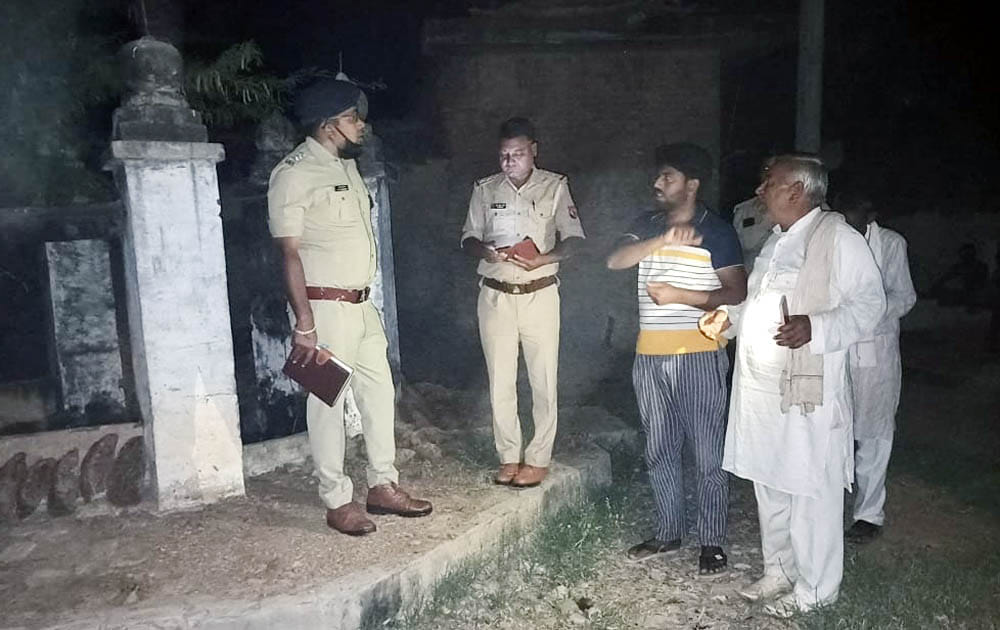 घटकना गांव में कुए में गिरे युवक के मामले की जांच पड़ताल करते सीओ रविप्रकाश सिंह घटकना गांव में कुए में गिरे युवक के मामले की जांच पड़ताल करते सीओ रविप्रकाश सिंह