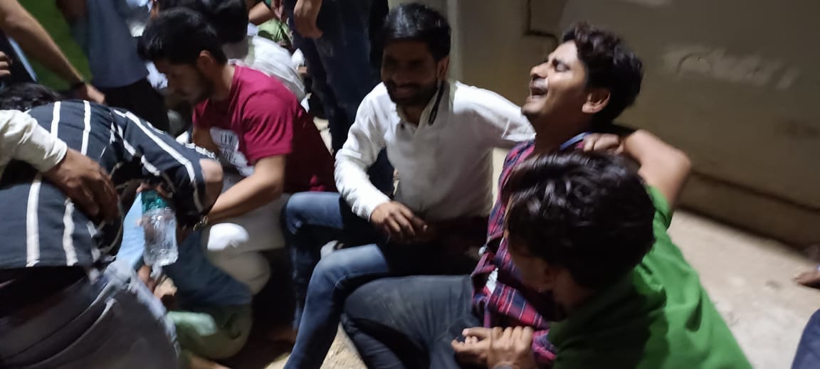 घटनास्थल पर बिलखते छात्र सैवी के परिजन। घटनास्थल पर बिलखते छात्र सैवी के परिजन।