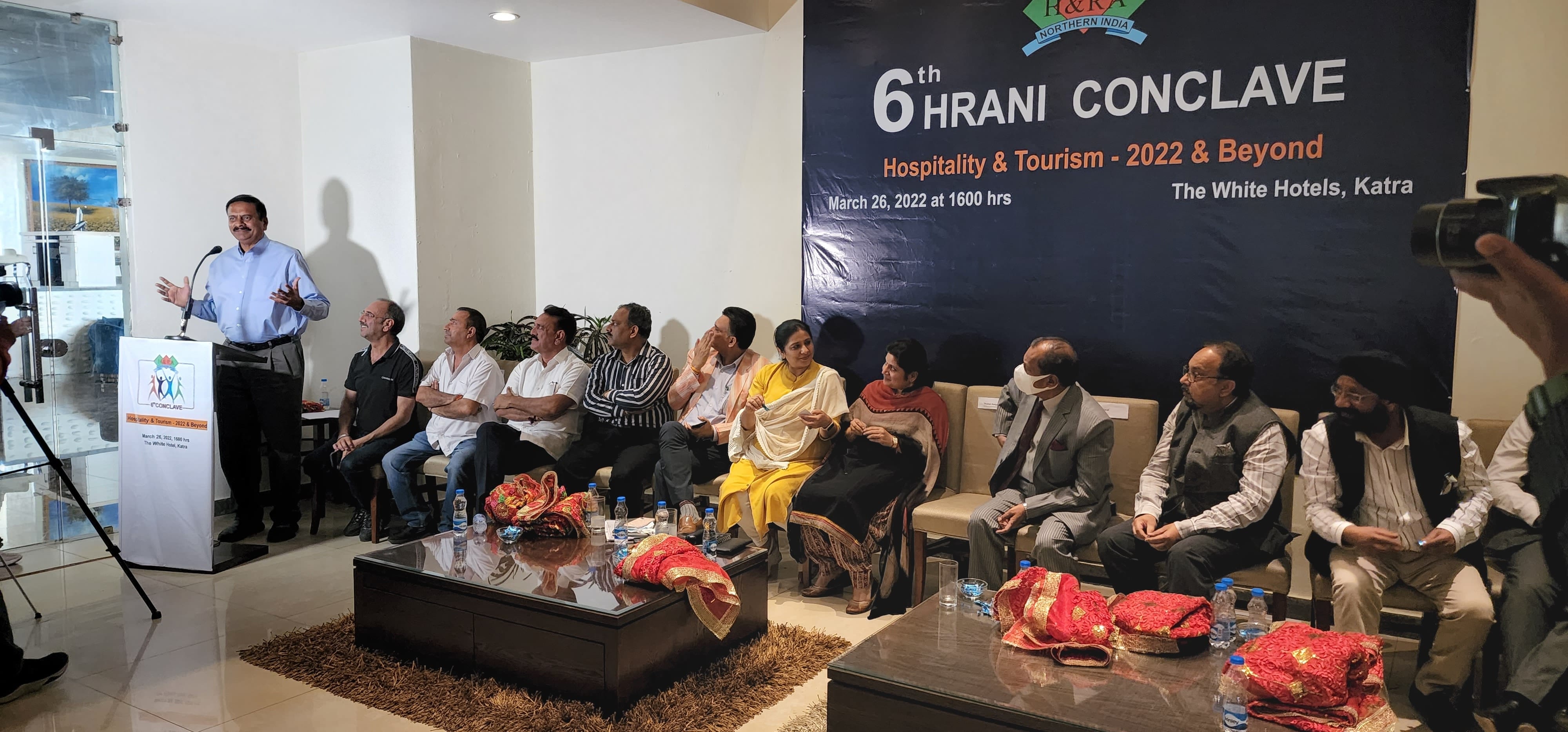 केऐटी 2 होटल उधयोग के सयस्य बैठक में मोजूद प्रिसिपल सैक्टरी अशवासन देते हुए केऐटी 2 होटल उधयोग के सयस्य बैठक में मोजूद प्रिसिपल सैक्टरी अशवासन देते हुए
