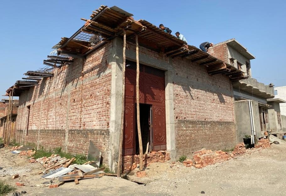 कैराना में रामडा रोड पर शत्रु संपत्ति पर बने मकान की सेटरिंग हटाते मजदूर।
