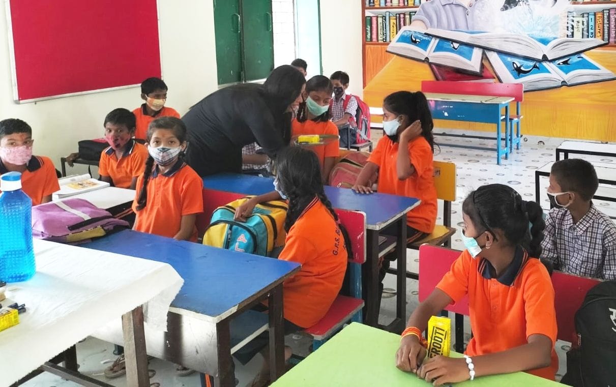 काशीपुर के राजकीय आदर्श विद्यालय चैती फार्म स्कूल के कक्षा कक्ष में बैठे बच्चे।