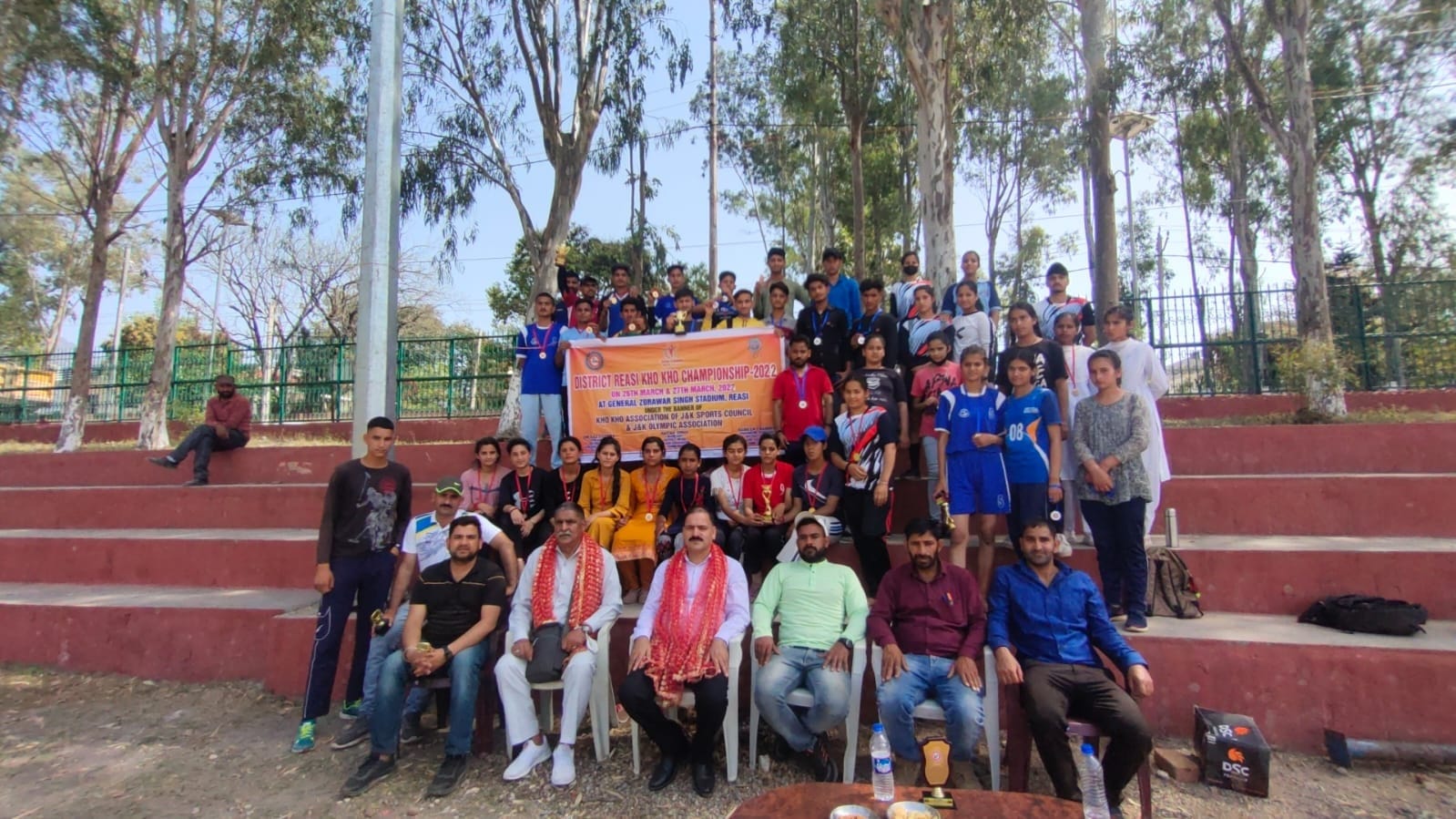 खो-खो प्रतियोगिता में विजेता रहने वाली दोनों टीमों के खिलाड़ी व अन्य। खो-खो प्रतियोगिता में विजेता रहने वाली दोनों टीमों के खिलाड़ी व अन्य।