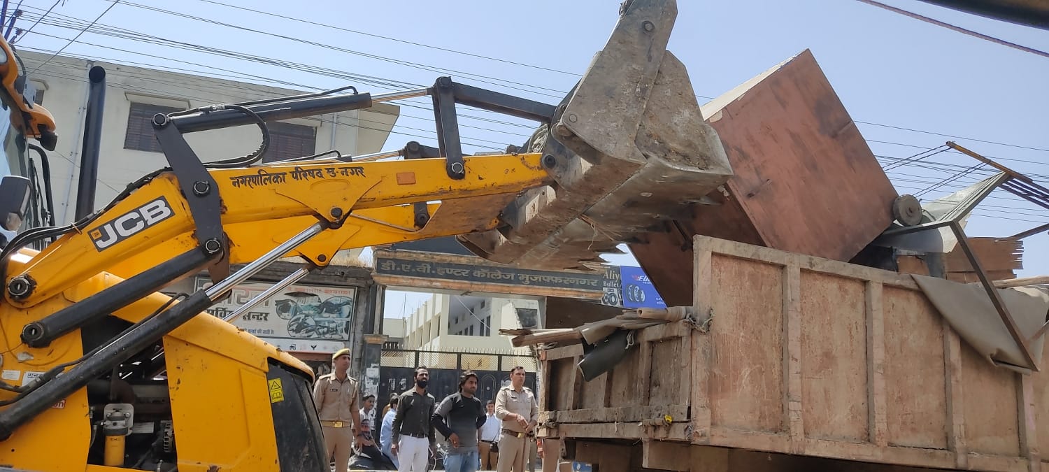 मुजफ्फरनगर के आर्य समाज रोड पर अतिक्रमण हटाती जेसीबी।