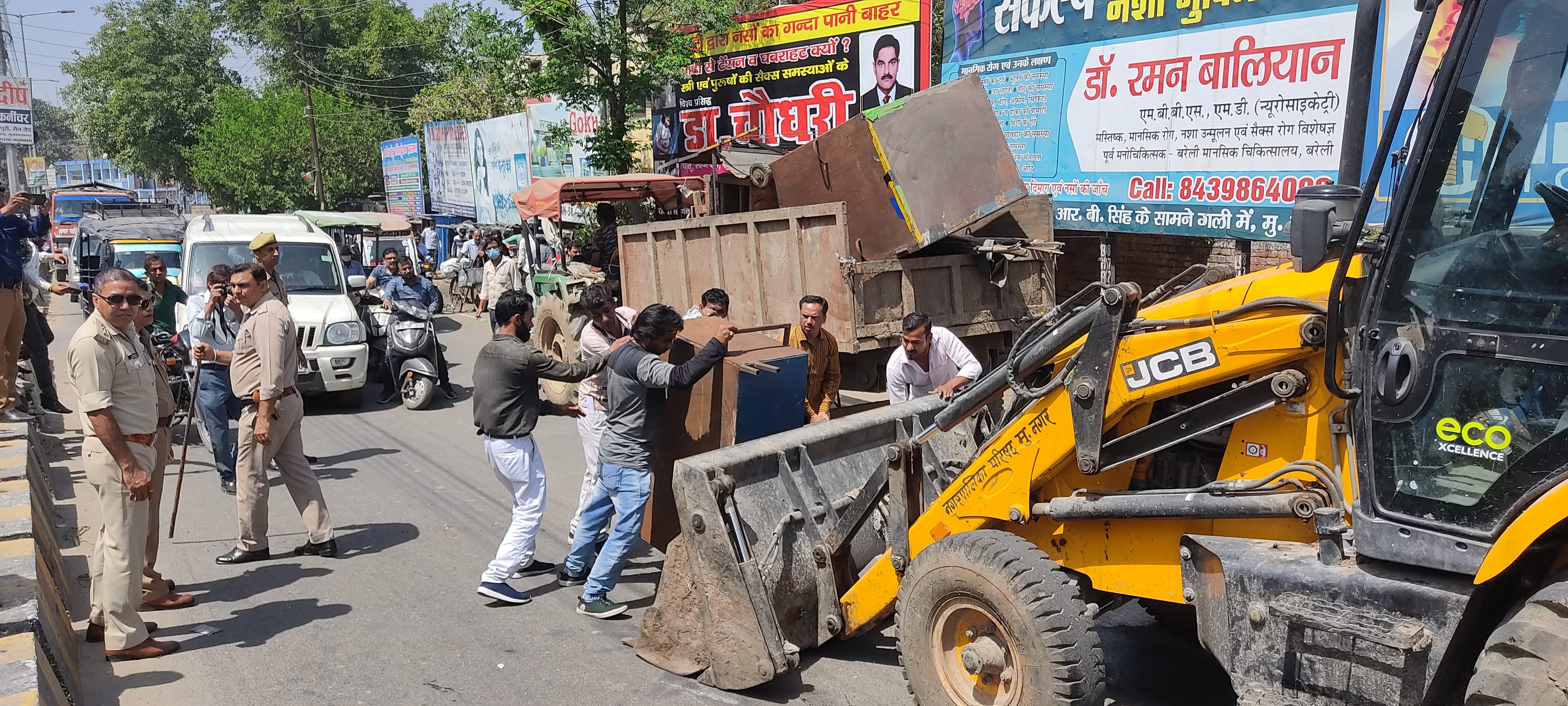 मुजफ्फरनगर के आर्य समाज रोड पर जेसीबी से  अतिक्रमण हटवाते सिटी मजिस्ट्रेट, सीओ सिटी व पालिका कर्म