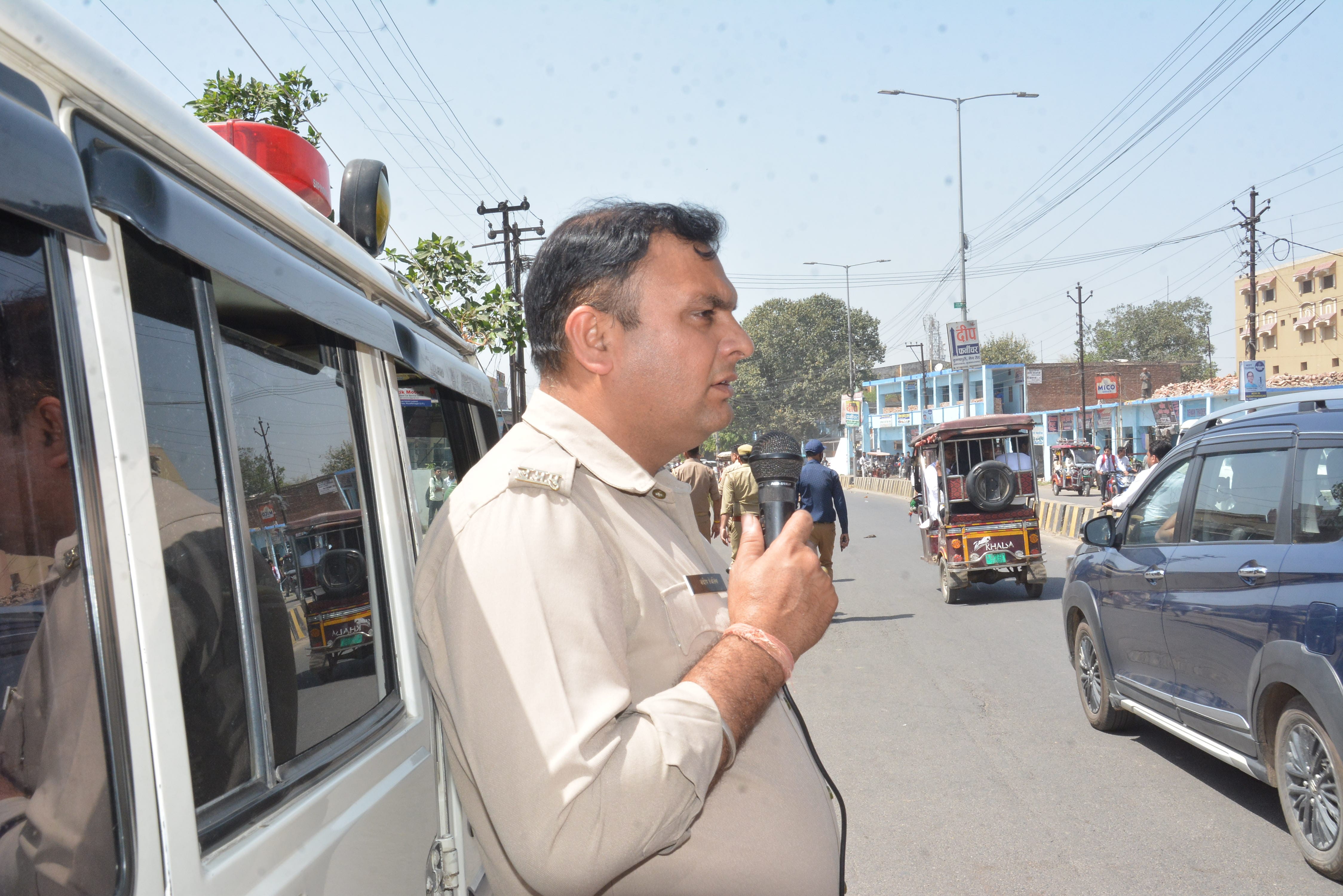 मुजफ्फरनगर के आर्य समाज रोड पर स्वयम अतिक्रमण हटाने सूचना करता पुलिसकर्मी।