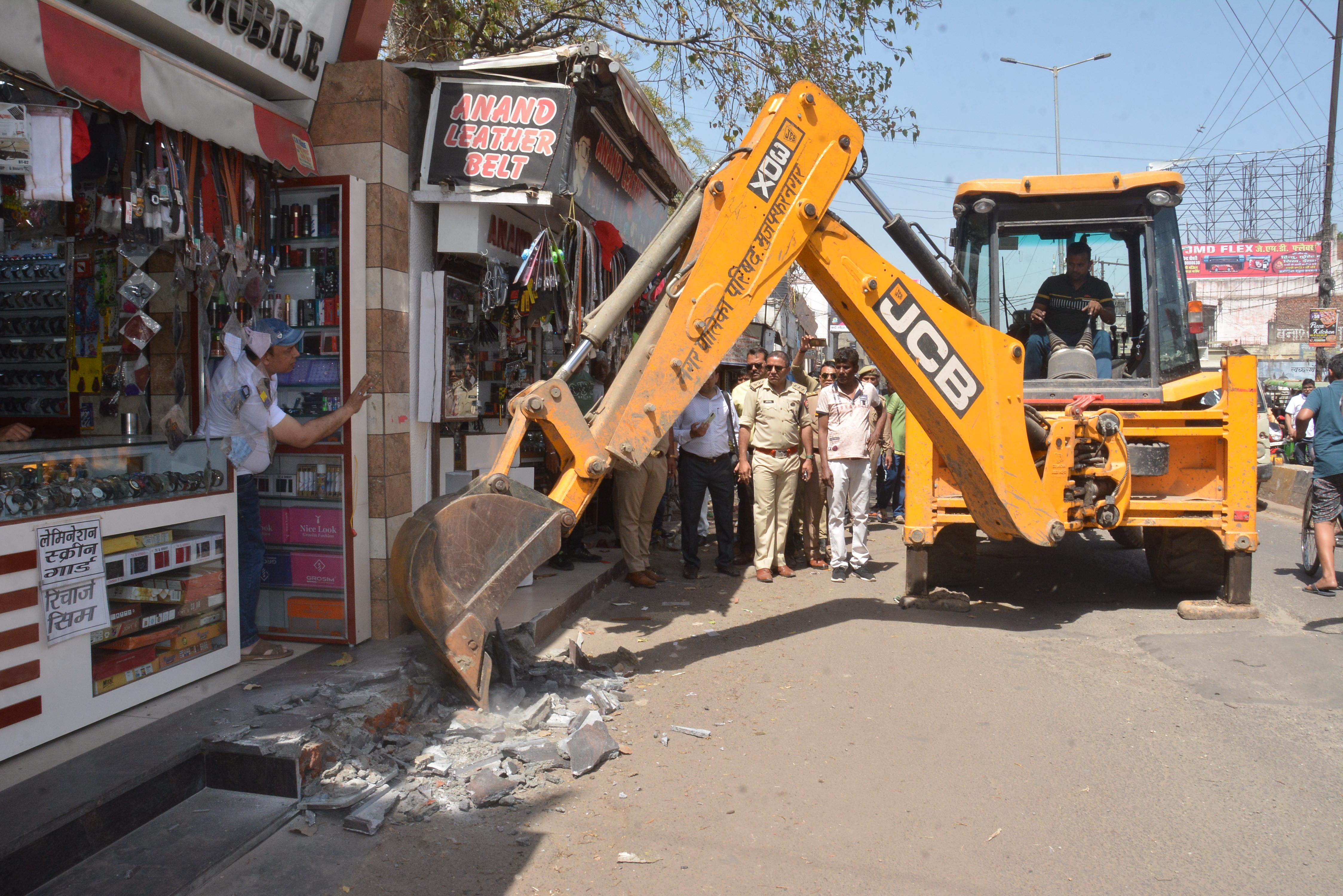 मुजफ्फरनगर के मीनाक्षी चौक पर दुकानो के आगे किया अतिक्रमण हटाती जेसीबी ।