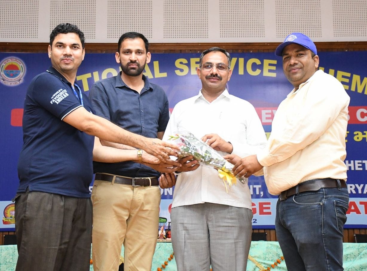 पानीपत। एनएसएस कैंप में पहुंचे अतिथि को पुष्प गुच्छ देकर सम्मानित करते हुए। पानीपत। एनएसएस कैंप में पहुंचे अतिथि को पुष्प गुच्छ देकर सम्मानित करते हुए।