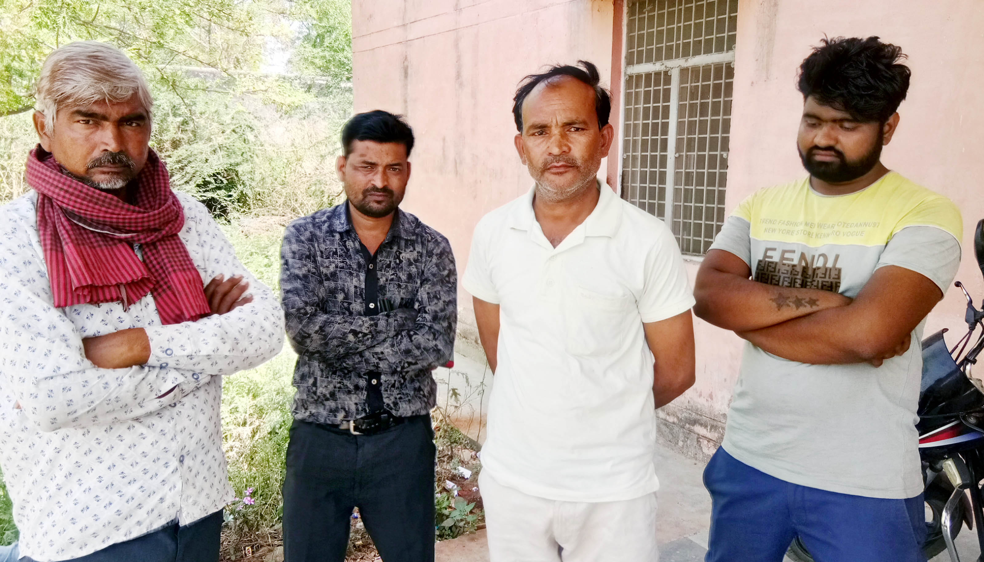 पोस्टमार्टम हाउस में घटना की जानकारी देते परिजन। पोस्टमार्टम हाउस में घटना की जानकारी देते परिजन।